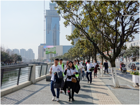 一路上，志愿者把“学雷锋践行动 树新风做好事 做志愿者”的精神传扬到大街小巷，把雷锋为人民服务的志愿精神带到城市的每个角落。